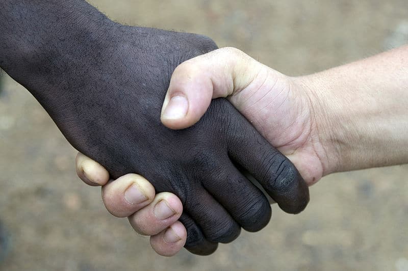 dos personas dandose la mano