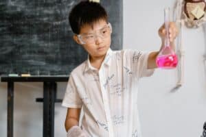 niño asiatico haciendo experimentos