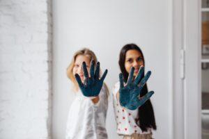 dos chicas mostrando la palma de su mano