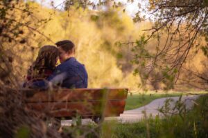 una pareja besandose en un parque