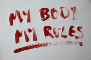 texto rojo que lee my body my rules