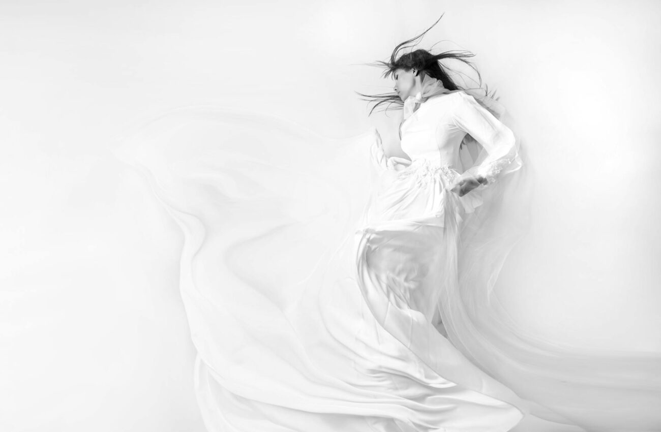 mujer vestida de blanco sobre suelo blanco